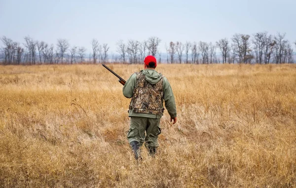 Hunter Mueve Con Una Escopeta Buscando Presas Caza Liebre —  Fotos de Stock