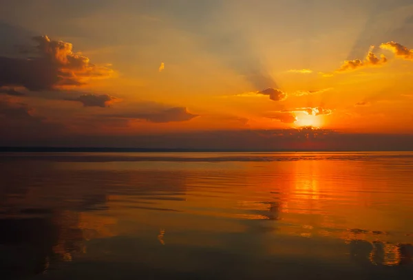 Céu Pôr Sol Dramático Com Nuvens Sobre Lago Composição Natureza — Fotografia de Stock