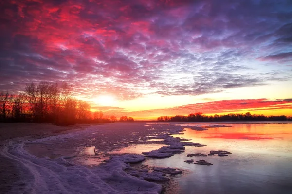Krásné Barevné Zimní Krajina Zamrzlé Jezero Nebe Neobvyklé Počasí Fenomén — Stock fotografie