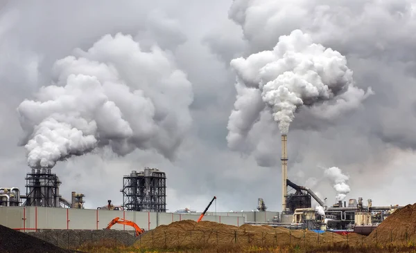 Atmosferik hava kirliliği endüstriyel duman şimdi. Boru çelik fabrikası. Kalın duman ve Buhar Mdf üretim. Bulutlu yağmurlu günde çalışır. Çevre kirliliği.