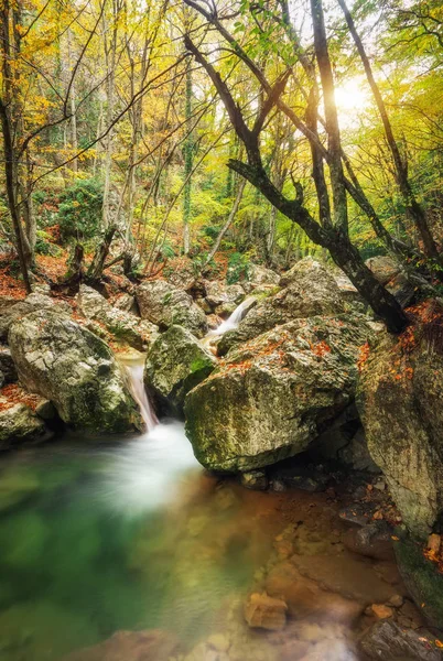 Mooi Herfst Landschap Met Berg Rivier Kleurrijke Bomen Met Groene — Stockfoto