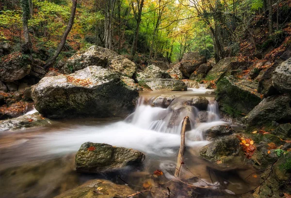 Güzel sonbahar manzara nehir dağ ve yeşil, kırmızı, sarı ve turuncu yaprakları ile renkli ağaçlar. Dağ orman Kırım '.