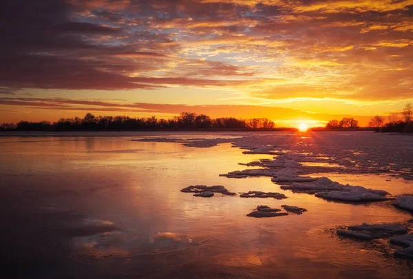 凍った湖と夕焼け空の美しいカラフルな冬の風景です 異常気象現象 — ストック写真