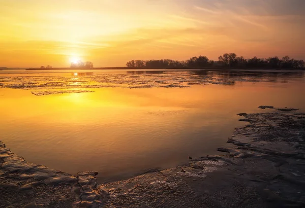 Piękny Kolorowy Zimowy Krajobraz Zamarzniętym Jeziorem Zachodem Słońca Niebo — Zdjęcie stockowe
