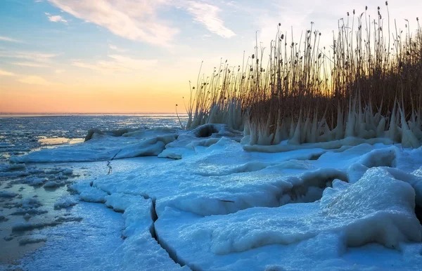 Vinterlandskap Med Frusen Sjö Och Solnedgång Himlen Sammansättningen Naturen — Stockfoto