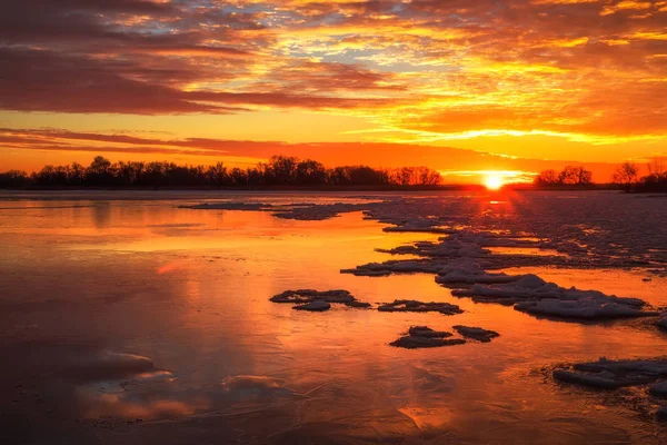 Piękny Kolorowy Zimowy Pejzaż Zamarzniętym Jeziorze Niebo Zachód Słońca Pogoda — Zdjęcie stockowe