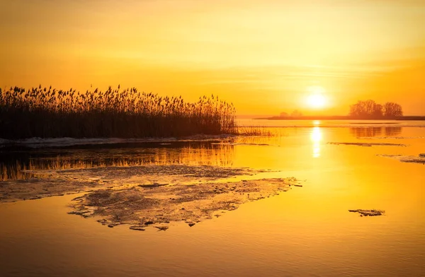 Vackra Vinter Landskap Orange Sunrise Bitar Flyter Längs Floden — Stockfoto