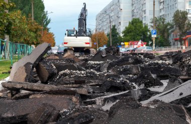 Ekskavatör beton yol yüzeyi yol çalışması tamiri, hydrohammer matkap ile kırma. Yolun yer onarım revizyon