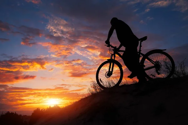 Silhouet Van Sport Persoon Fietsen Weide Prachtige Zonsondergang Jongeman Fietsten — Stockfoto