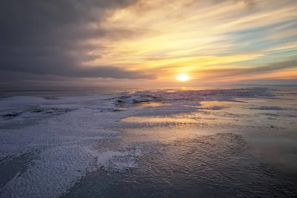 Bellissimo Paesaggio Invernale Colorato Con Lago Ghiacciato Cielo Tramonto — Foto Stock