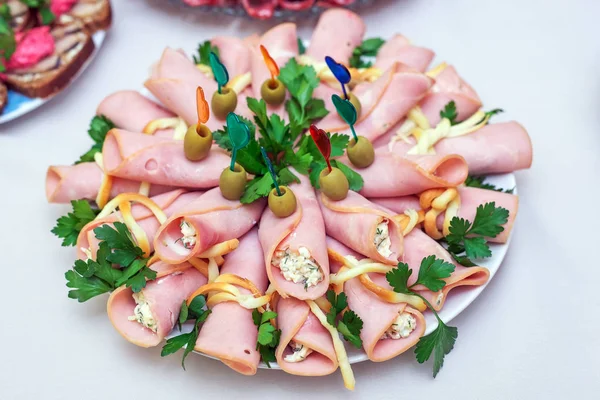 Refeições Diferentes Para Convidados Mesa Banquete Deliciosos Pratos Mesa Restaurante — Fotografia de Stock