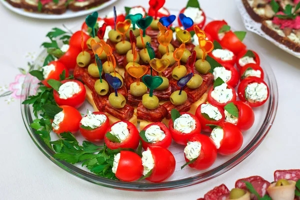 Canapé Brochetas Con Queso Salchichas Aceitunas Tomate Buffet Para Una — Foto de Stock