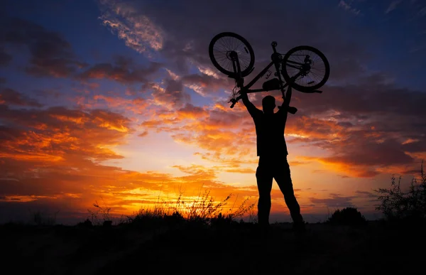 Silhouet Man Staan Actie Opheffing Fiets Boven Zijn Hoofd Weide — Stockfoto