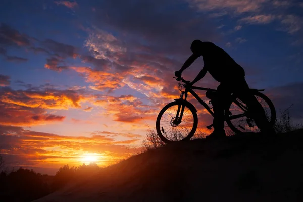 Silhuetten Sport Person Cykling Ängen Den Vackra Solnedgången Ung Man — Stockfoto