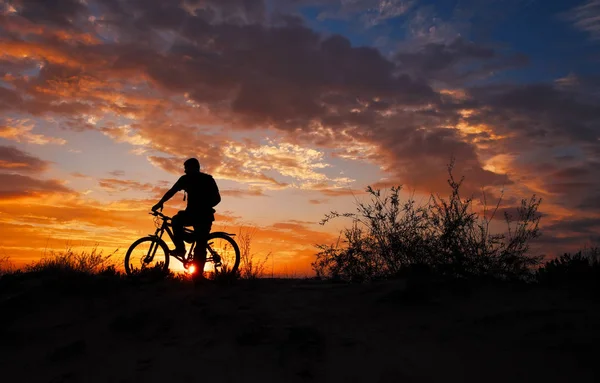 Σιλουέτα Του Σπορ Πρόσωπο Ποδηλασία Στο Λιβάδι Στο Ηλιοβασίλεμα Νεαρός — Φωτογραφία Αρχείου