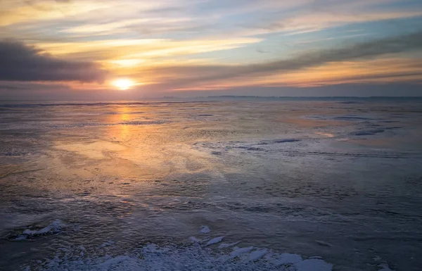 Schöne Bunte Winterlandschaft Mit Gefrorenem See Und Sonnenuntergang — Stockfoto