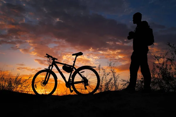 Силуэт Спортсмена Катающегося Велосипеде Лугу Красивом Закате Молодой Человек Камерой — стоковое фото