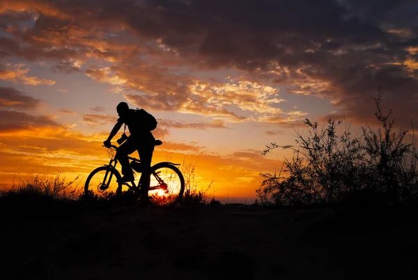 Silhouette Persona Sportiva Bicicletta Sul Prato Sul Bellissimo Tramonto Giovane — Foto Stock