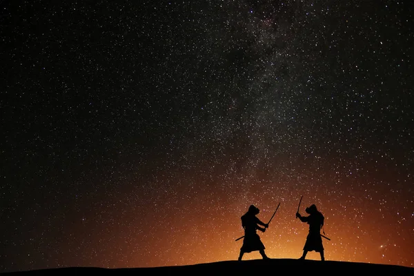 Silhueta Dois Samurais Contra Céu Estrelado Guerreiros Mortais Com Espadas — Fotografia de Stock