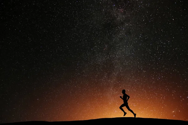 Atleta Corredor Correndo Colina Com Belo Fundo Estrelado Noite Silhueta — Fotografia de Stock