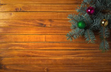 Noel süsleri. Köknar dalı, oyuncak topları ile tatil arka plan. Üstten görünüm.