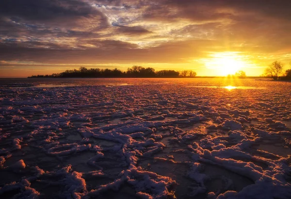 Günbatımı Gökyüzü Donmuş Gölün Güzel Kış Manzarası Doğanın Kompozisyon — Stok fotoğraf