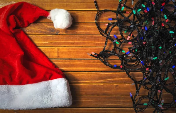 Férias Luzes Coloridas Guirlanda Chapéu Papai Noel Fundo Natal Vista — Fotografia de Stock