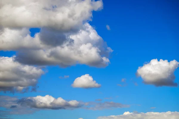 Fundo Céu Azul Com Nuvens Fofas — Fotografia de Stock