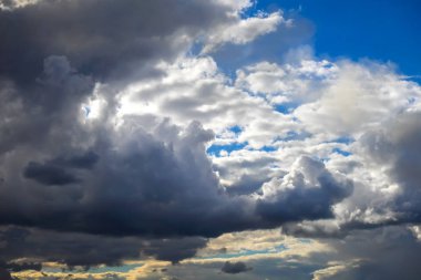 Kabarık bulutlu mavi gökyüzü arkaplanı