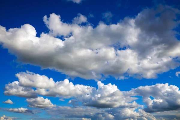 Blauer Himmel Hintergrund Mit Flauschigen Wolken — Stockfoto