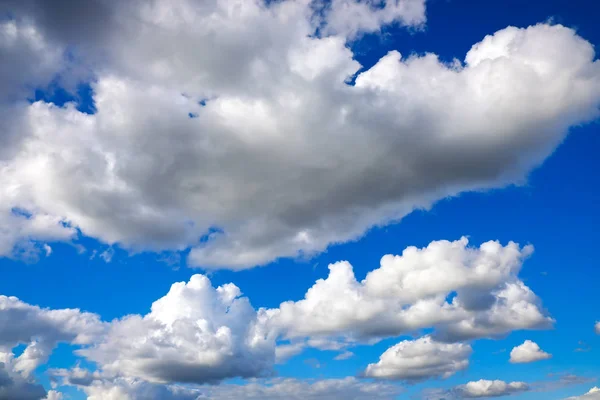 Niebieskie Niebo Tło Puszystymi Chmurami — Zdjęcie stockowe