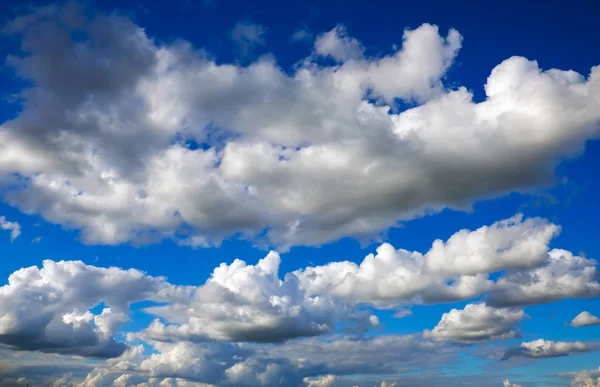 Niebieskie Niebo Tło Puszystymi Chmurami — Zdjęcie stockowe