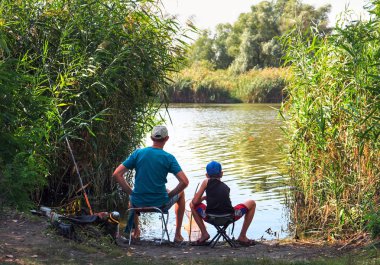 Babam ve oğlum gölde balık tutma