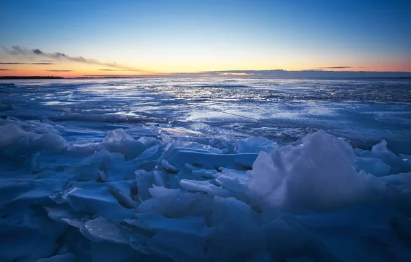Vackert Vinterlandskap Med Solnedgång Eldig Himmel Och Frusen Sjö Naturens — Stockfoto