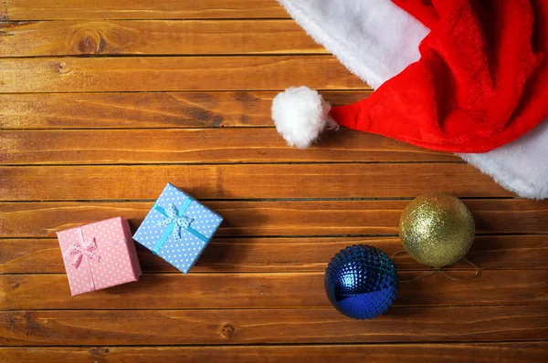 Weihnachtsdekoration Ferienkomposition Mit Spielzeugbällen Weihnachtsmützen Geschenkboxen Ansicht Von Oben — Stockfoto