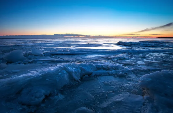 Krásná Zimní Krajina Západem Slunce Ohnivé Nebe Zamrzlé Jezero Složení — Stock fotografie