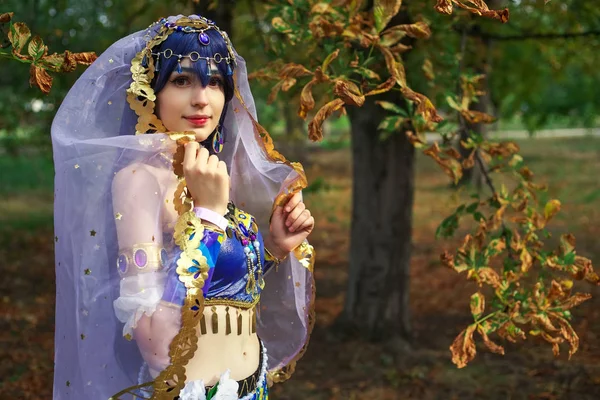 Όμορφο Κορίτσι Στο Αρχικό Κοστούμι Cosplay Χαρακτήρα Στο Πάρκο Φθινόπωρο — Φωτογραφία Αρχείου