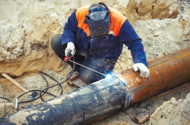 Boru hattının kaynaklanması. Özel mobil araç ile kaynak bağlantısı oluşturma süreci