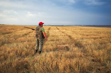 Avcı av için arıyorum av tüfeği ile taşıma