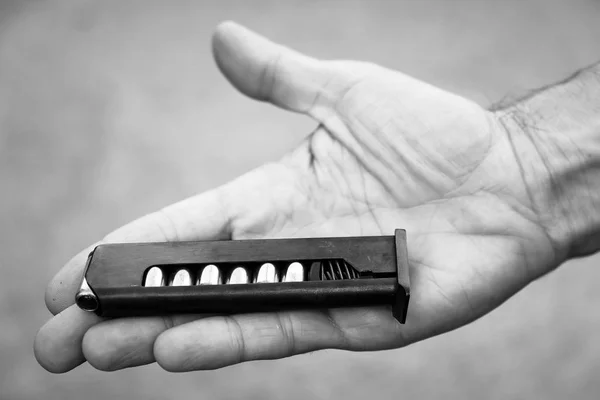 Clipe Pistola Makarov Mão Close Protecção Legítima Defesa Preto Branco — Fotografia de Stock