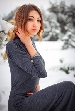 Kışın soğuk orman çam ağaçları ile poz güzel genç kız.