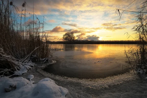 Vinter Landskap Med Frusna Floden Och Solnedgång Sky Sammansättningen Naturen — Stockfoto