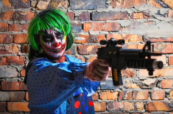 Божевільний Клоун Пістолетом Фоні Цегляної Стіни Концепція Хеллоуїна — стокове фото