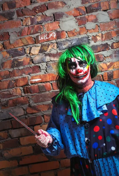 Божевільний Клоун Ножем Фоні Цегляної Стіни Концепція Хеллоуїна — стокове фото