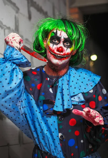 Gek Clown Met Een Mes Een Bakstenen Muur Achtergrond Halloween — Stockfoto