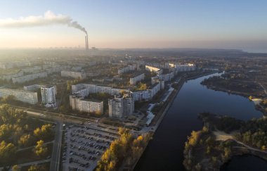 Gün batımında sonbaharda şehrin havadan görünümü. Energodar, Ukrayna. Avrupa'nın en atomik güç istasyonu uydu şehri. Hava fotoğrafçılığı. Üstten görünüm.