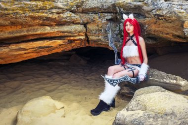 Dağ bölgesinde iki kılıç ile güzel kadın karakter. Moda modeli kız cosplay characte