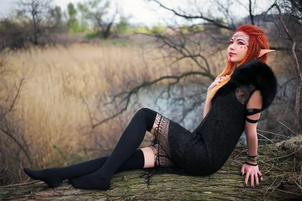 Elf Vrouw Met Vurige Haren Een Logboek Meisje Van Stijl — Stockfoto