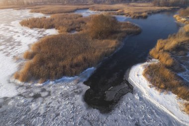 Donmuş buz arka plan, kuşbakışı olarak deniz kıyısında. Erken kış