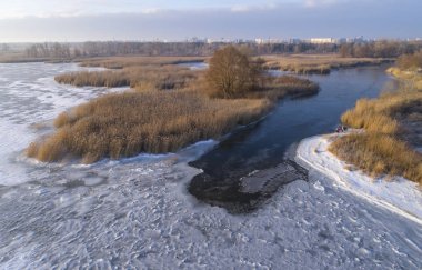 Donmuş buz arka plan, kuşbakışı olarak deniz kıyısında. Erken kış